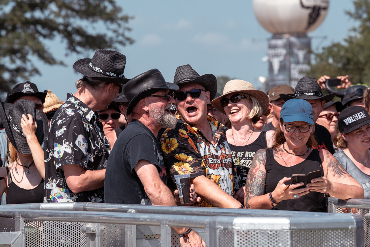 27 Grad und Kaiserwetter: Schon zum Start ist die Hölle los. In Extremo, Suzi Quatro, Scorpions, Alligatoah, Butcher Babies, Flogging Molly u.v.m. – Vorfreude.