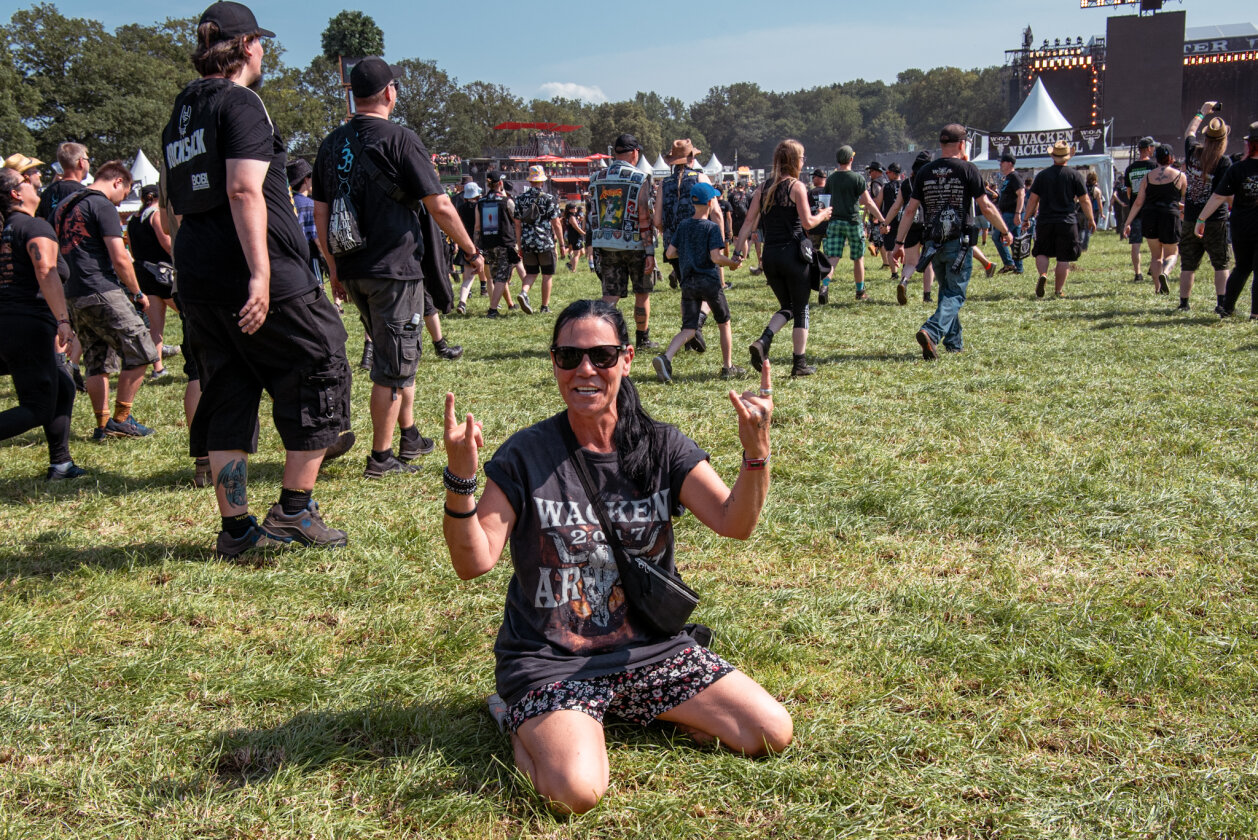 27 Grad und Kaiserwetter: Schon zum Start ist die Hölle los. In Extremo, Suzi Quatro, Scorpions, Alligatoah, Butcher Babies, Flogging Molly u.v.m. – Wacken-Rasen.