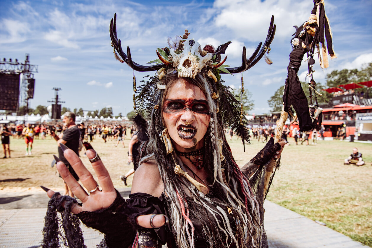 27 Grad und Kaiserwetter: Schon zum Start ist die Hölle los. In Extremo, Suzi Quatro, Scorpions, Alligatoah, Butcher Babies, Flogging Molly u.v.m. – Wasteland Warriors.
