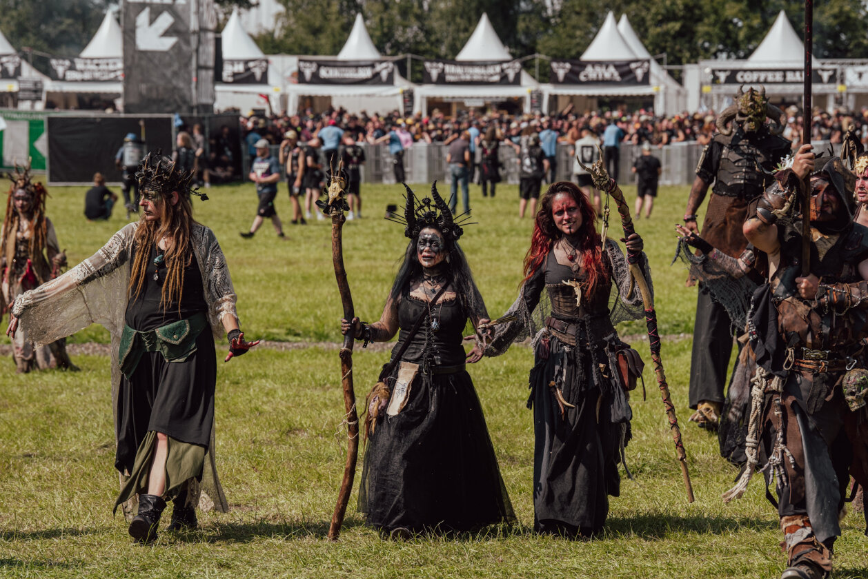 27 Grad und Kaiserwetter: Schon zum Start ist die Hölle los. In Extremo, Suzi Quatro, Scorpions, Alligatoah, Butcher Babies, Flogging Molly u.v.m. – Die Wasteland Warriors.