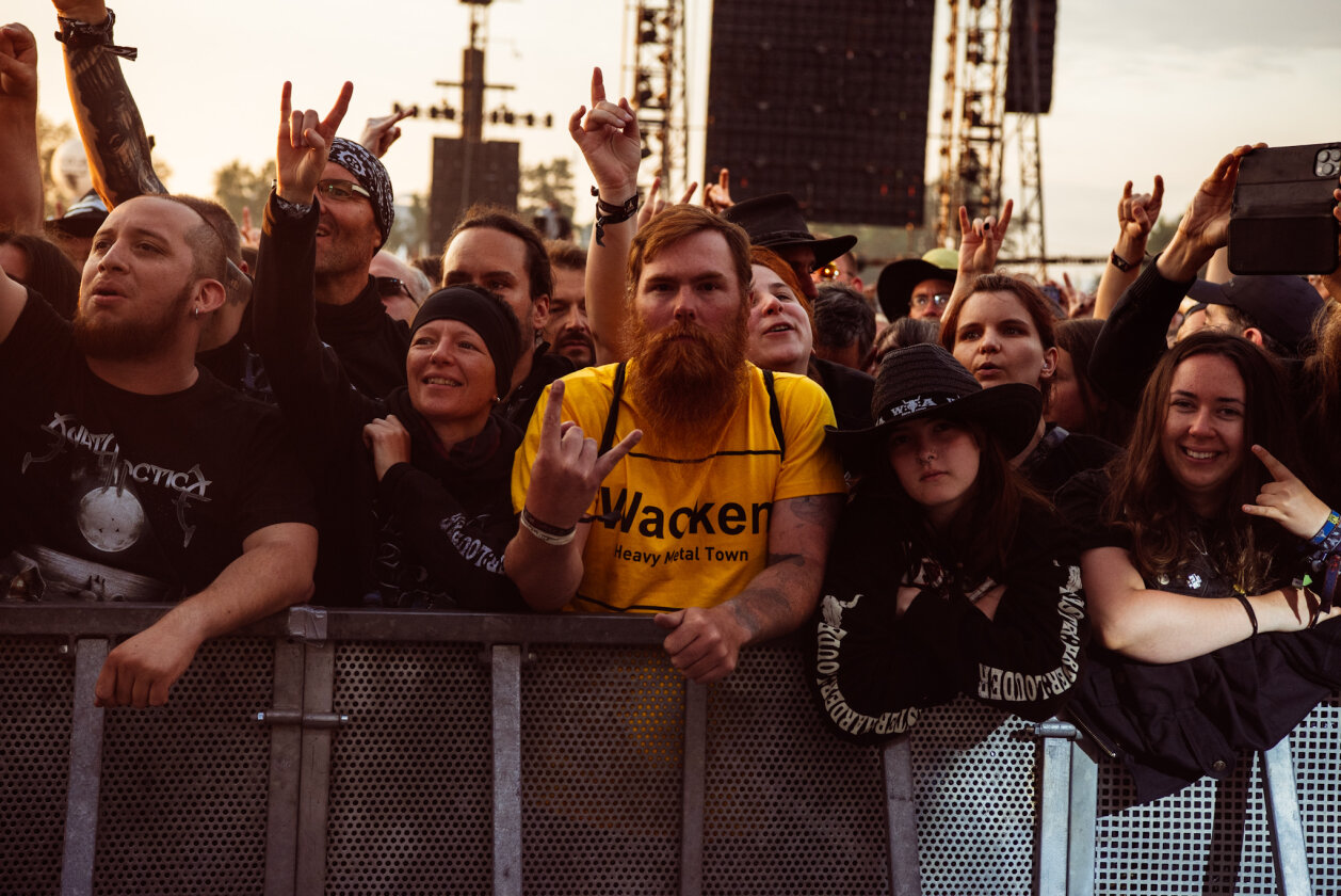 Korn, Amon Amarth, The 69 Eyes, Testament, Behemoth, Gene Simmons, Blind Guardian und ein bisschen Wacken-Schlamm. – Wacken!