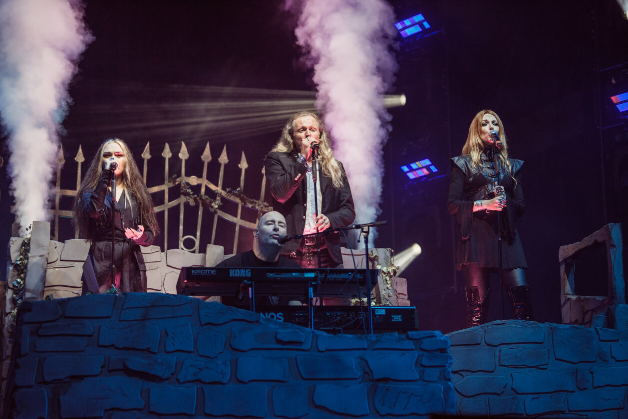 Korn, Amon Amarth, The 69 Eyes, Testament, Behemoth, Gene Simmons, Blind Guardian und ein bisschen Wacken-Schlamm. – Avantasia.