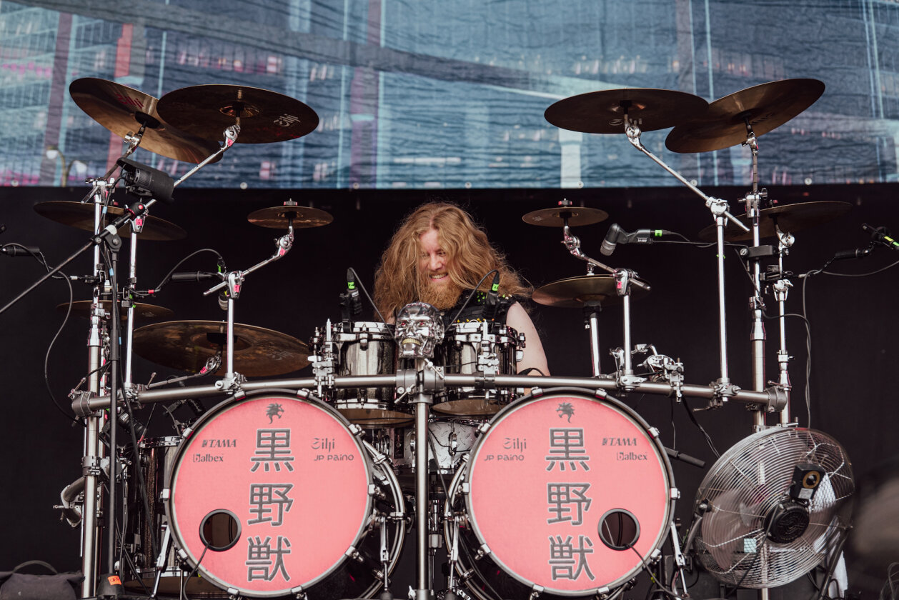 Korn, Amon Amarth, The 69 Eyes, Testament, Behemoth, Gene Simmons, Blind Guardian und ein bisschen Wacken-Schlamm. – Beast in Black.