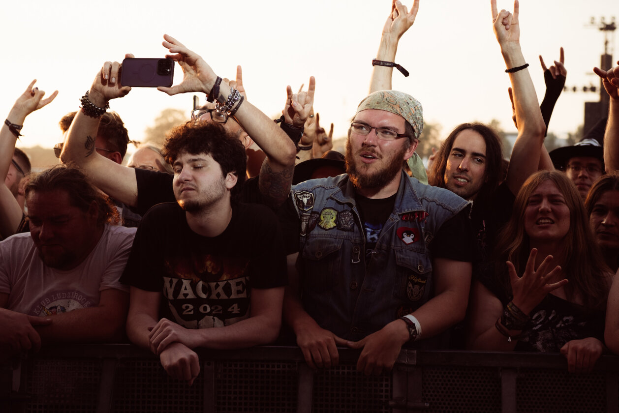 Korn, Amon Amarth, The 69 Eyes, Testament, Behemoth, Gene Simmons, Blind Guardian und ein bisschen Wacken-Schlamm. – Ergriffene Fans.