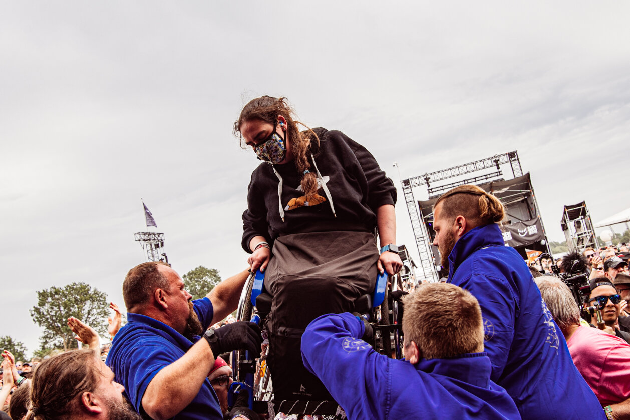 Korn, Amon Amarth, The 69 Eyes, Testament, Behemoth, Gene Simmons, Blind Guardian und ein bisschen Wacken-Schlamm. – Hoch oben.