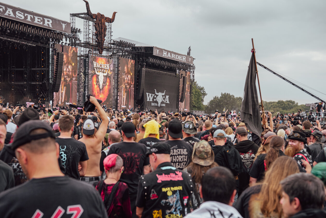 Korn, Amon Amarth, The 69 Eyes, Testament, Behemoth, Gene Simmons, Blind Guardian und ein bisschen Wacken-Schlamm. – Das Infield.