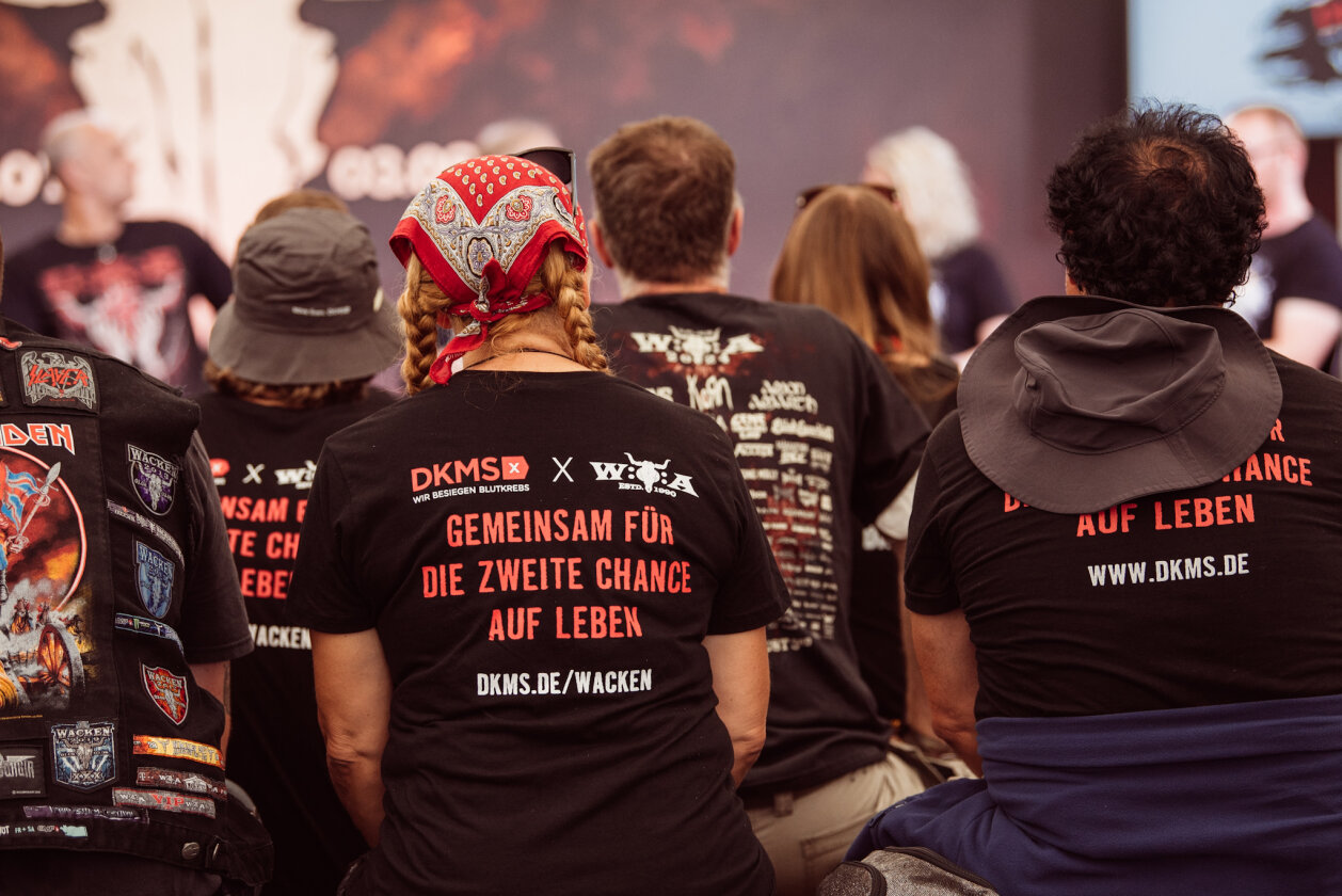 Korn, Amon Amarth, The 69 Eyes, Testament, Behemoth, Gene Simmons, Blind Guardian und ein bisschen Wacken-Schlamm. – Schicke Shirts.