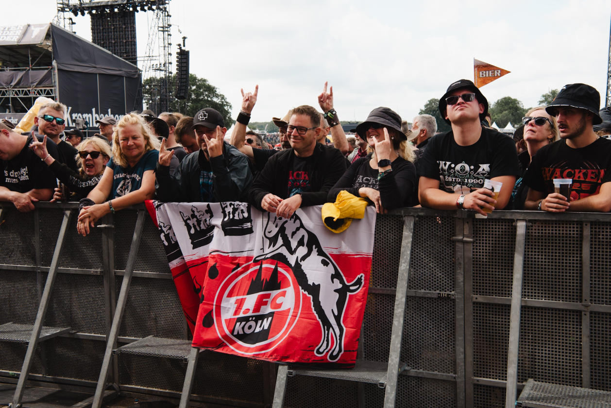 Regen und Kälte zum Festivalstart - aber alle sind parat: Wackööön! – Auf wen die wohl warten ...