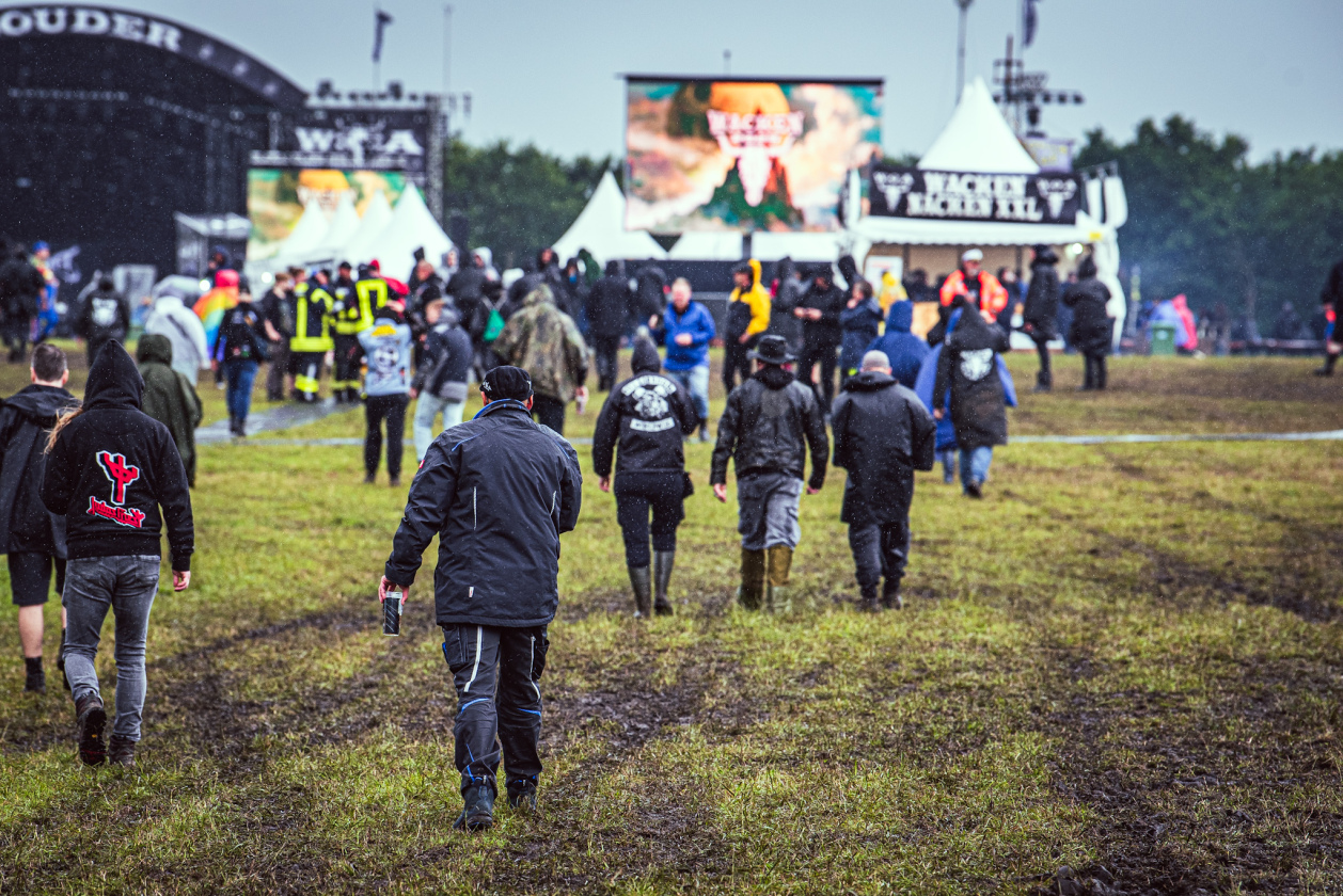 Regen und Kälte zum Festivalstart - aber alle sind parat: Wackööön! – Wacken 2025 beginnt ...