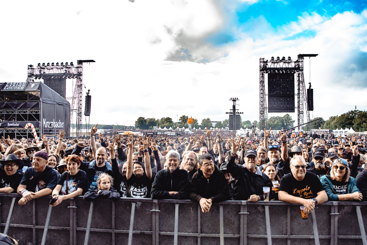 Regen und Kälte zum Festivalstart - aber alle sind parat: Wackööön! – Die Crowd.