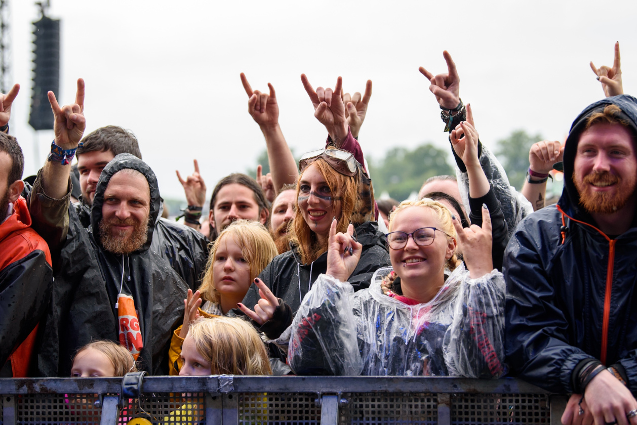 Regen und Kälte zum Festivalstart - aber alle sind parat: Wackööön! – Fans.