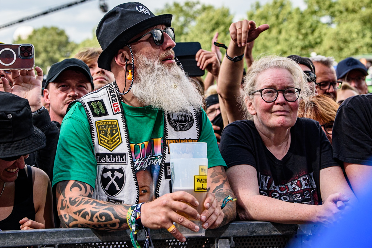 Regen und Kälte zum Festivalstart - aber alle sind parat: Wackööön! – Fans.