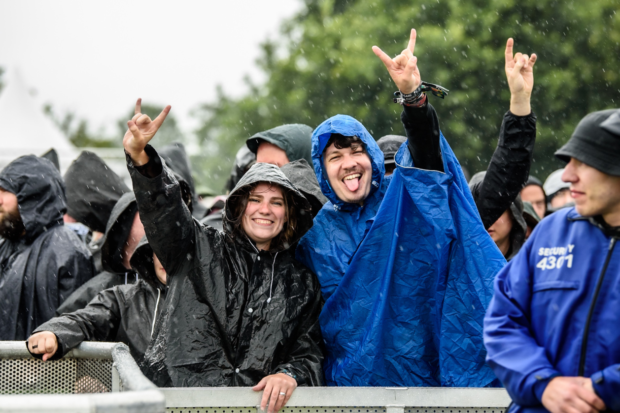 Regen und Kälte zum Festivalstart - aber alle sind parat: Wackööön! – Gute Laune.