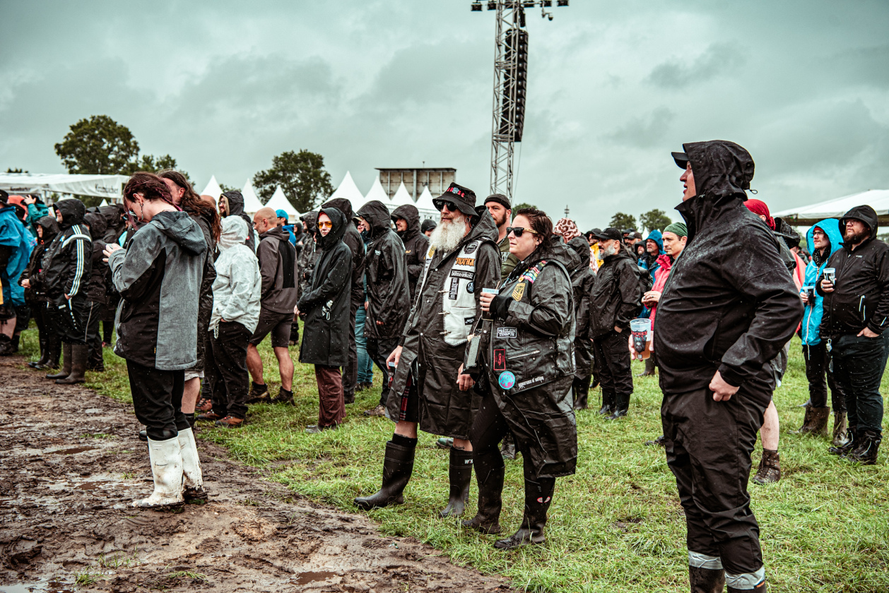 Regen und Kälte zum Festivalstart - aber alle sind parat: Wackööön! – ... mal wieder mit einer Schlammkur.