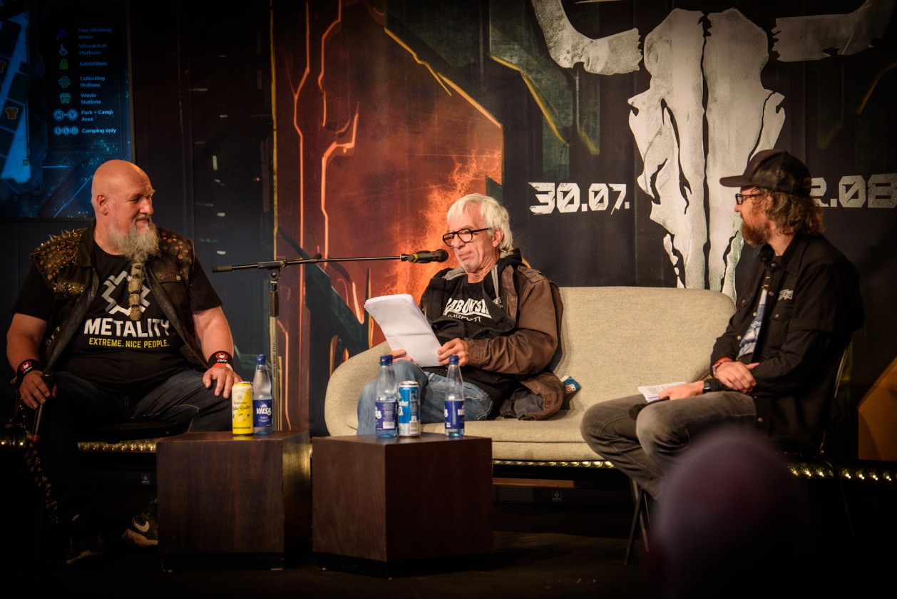 Regen und Kälte zum Festivalstart - aber alle sind parat: Wackööön! – Ralf Richter liest aus seinem Wacken-Krimi.