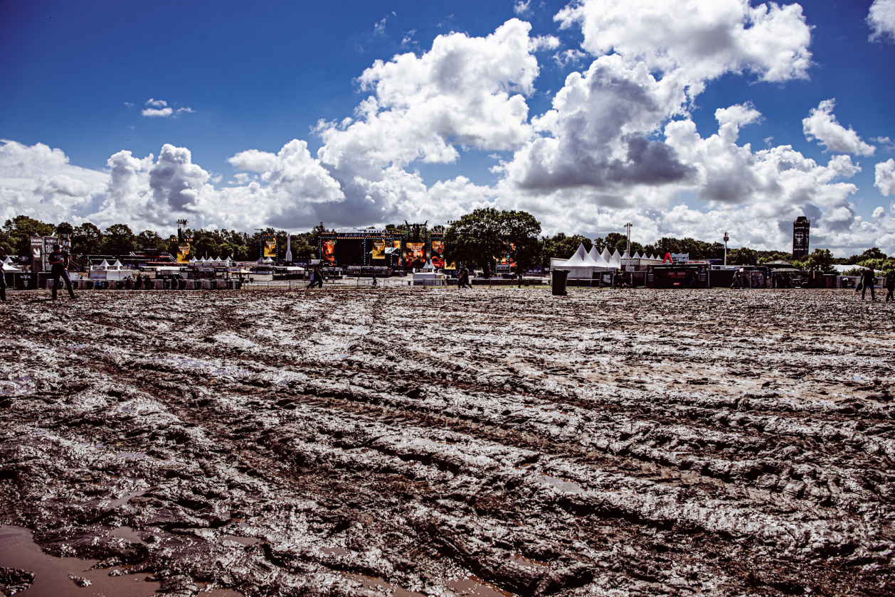 Regen und Kälte zum Festivalstart - aber alle sind parat: Wackööön! – Der Schlamm der Dinge.