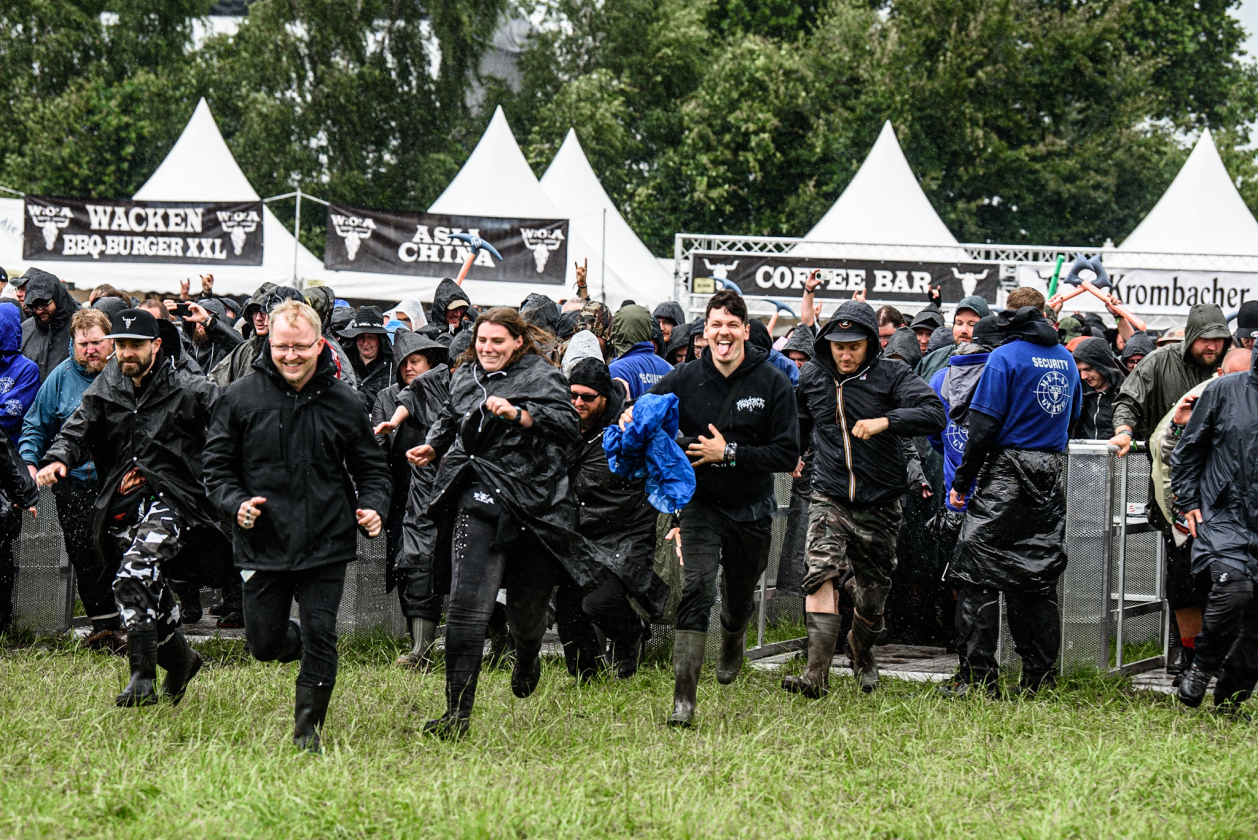Regen und Kälte zum Festivalstart - aber alle sind parat: Wackööön! – Schneller!