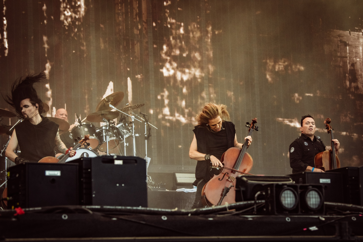 Regen und Kälte zum Festivalstart - aber alle sind parat: Wackööön! – Die Teufelscellisten von Apocalyptica.