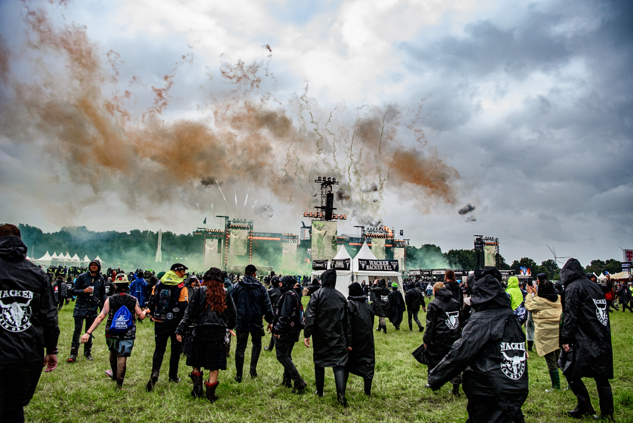 Regen und Kälte zum Festivalstart - aber alle sind parat: Wackööön! – Wacken-Infield.