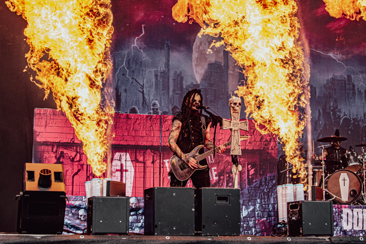Galerie, Teil zwei: Und weiter gehts auf dem Acker mit Papa Roach, Dimmu Borgir, Fear Factory u.v.a.! – Burn the Money mit Dominum.