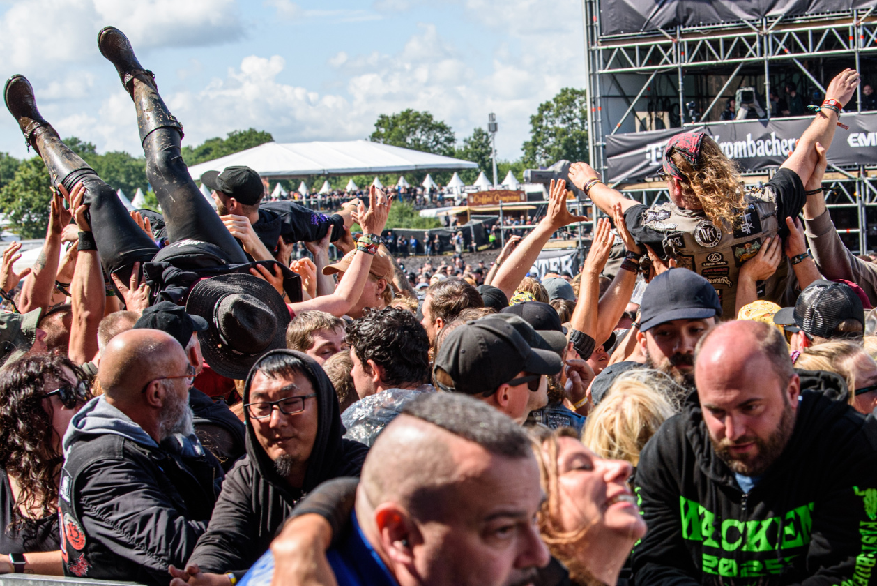 Galerie, Teil zwei: Und weiter gehts auf dem Acker mit Papa Roach, Dimmu Borgir, Fear Factory u.v.a.! – Crowdsurfer.