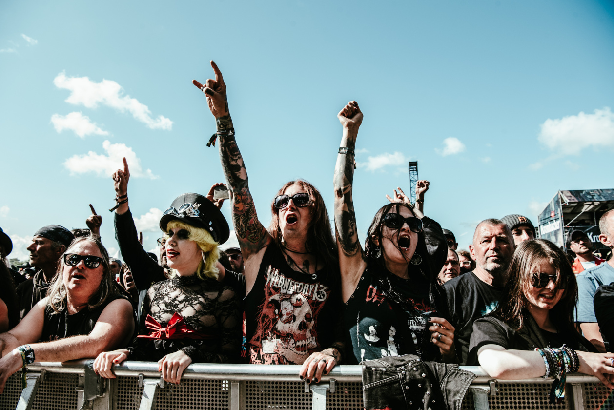 Galerie, Teil zwei: Und weiter gehts auf dem Acker mit Papa Roach, Dimmu Borgir, Fear Factory u.v.a.! – Fans.