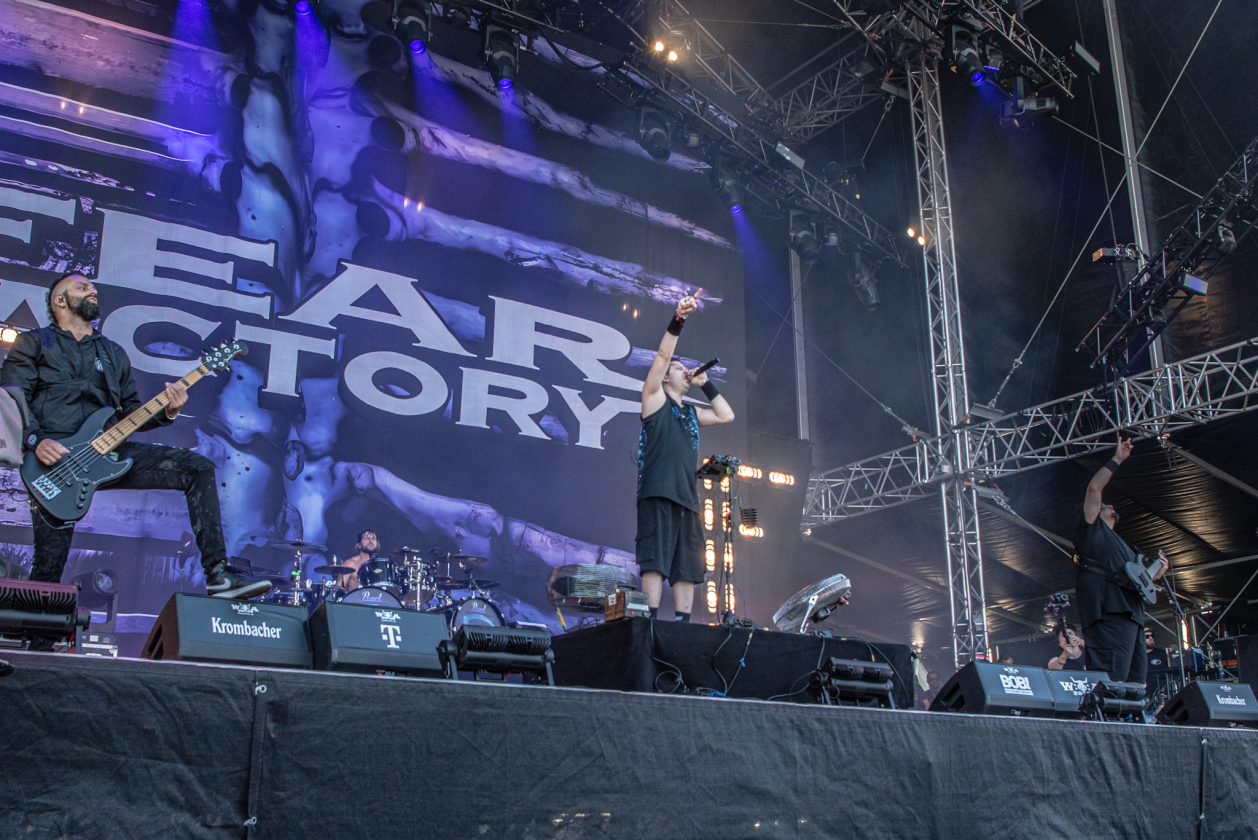 Galerie, Teil zwei: Und weiter gehts auf dem Acker mit Papa Roach, Dimmu Borgir, Fear Factory u.v.a.! – Fear Factory.