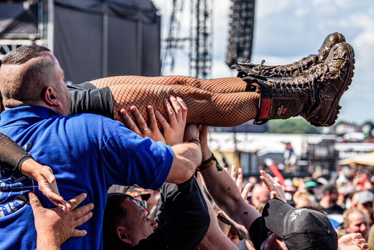 Galerie, Teil zwei: Und weiter gehts auf dem Acker mit Papa Roach, Dimmu Borgir, Fear Factory u.v.a.! – Füße hoch.