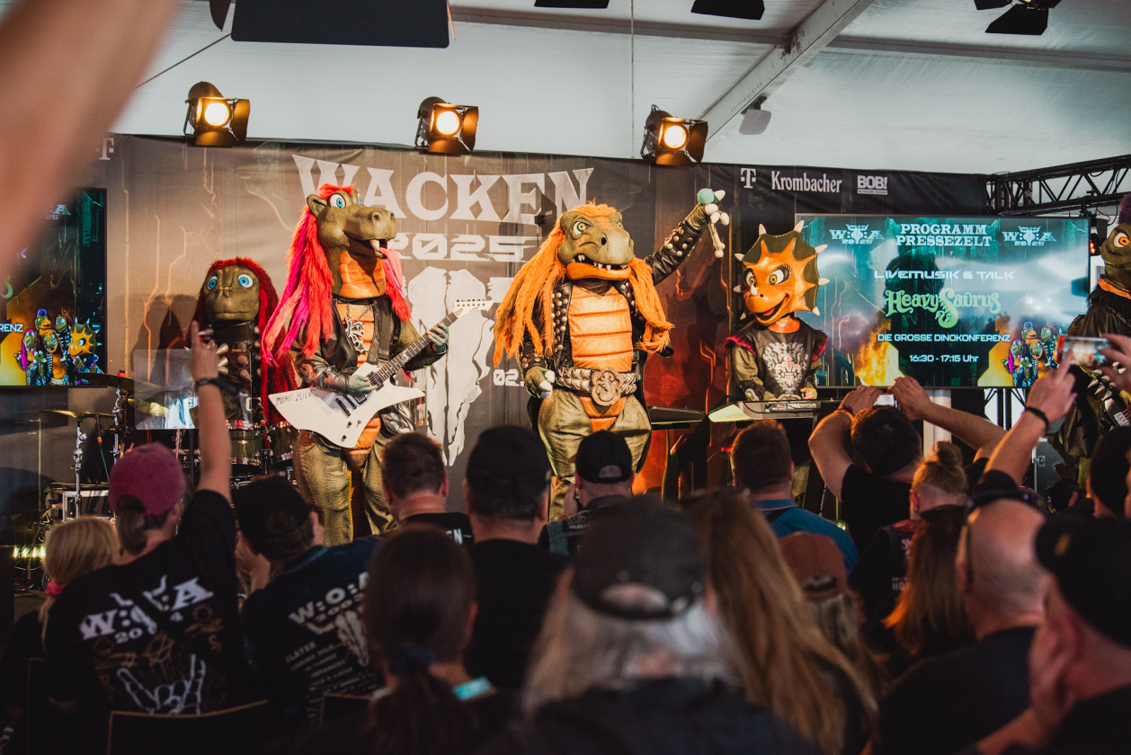 Galerie, Teil zwei: Und weiter gehts auf dem Acker mit Papa Roach, Dimmu Borgir, Fear Factory u.v.a.! – Heavysaurus.