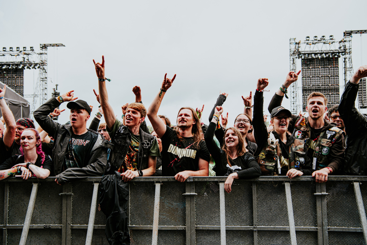 Galerie, Teil zwei: Und weiter gehts auf dem Acker mit Papa Roach, Dimmu Borgir, Fear Factory u.v.a.! – Kommt gut an.