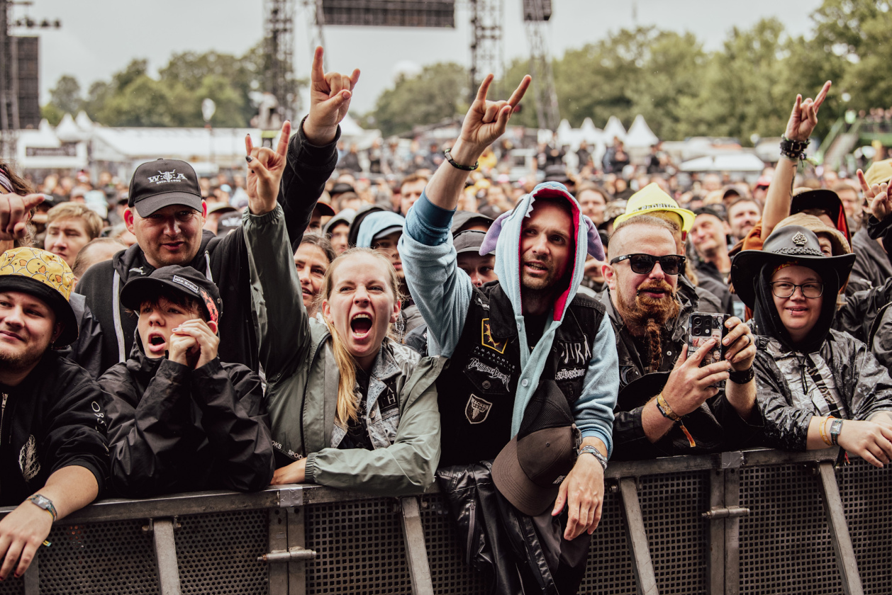 Galerie, Teil zwei: Und weiter gehts auf dem Acker mit Papa Roach, Dimmu Borgir, Fear Factory u.v.a.! – Pommesgabel-Alarm.