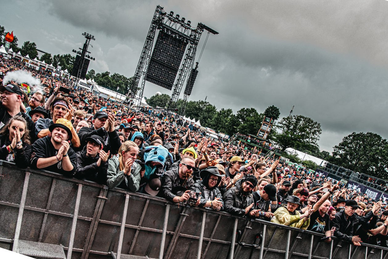 Galerie, Teil zwei: Und weiter gehts auf dem Acker mit Papa Roach, Dimmu Borgir, Fear Factory u.v.a.! – Vor der Faster warten die Fans auf …