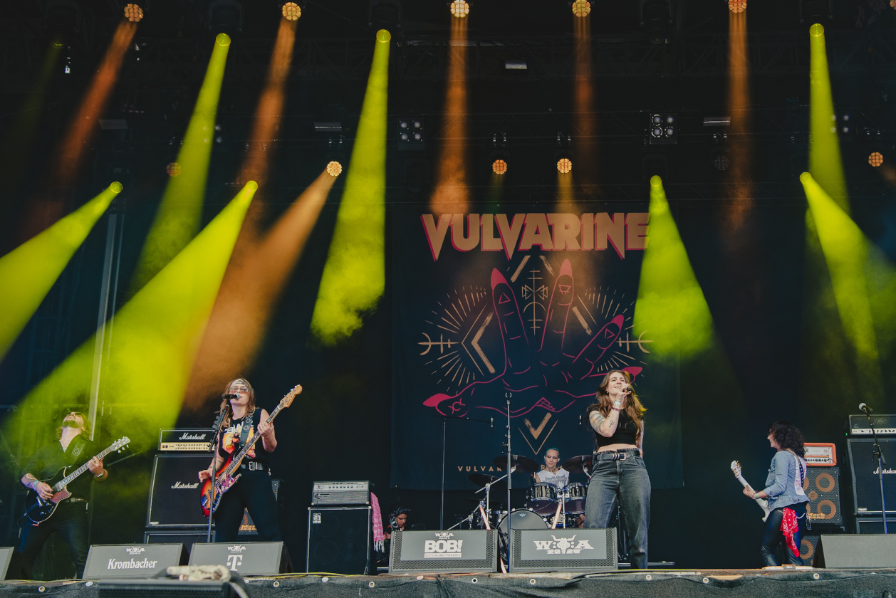 Galerie, Teil zwei: Und weiter gehts auf dem Acker mit Papa Roach, Dimmu Borgir, Fear Factory u.v.a.! – Vulvarine aus Wien.