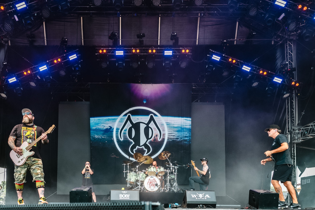 Die 35. Ausgabe des größten Metal-Open-Airs der Welt läuft. Gut 150 Bands treten auf, darunter Def Leppard oder Judas Priest. – Alien Ant Farm.