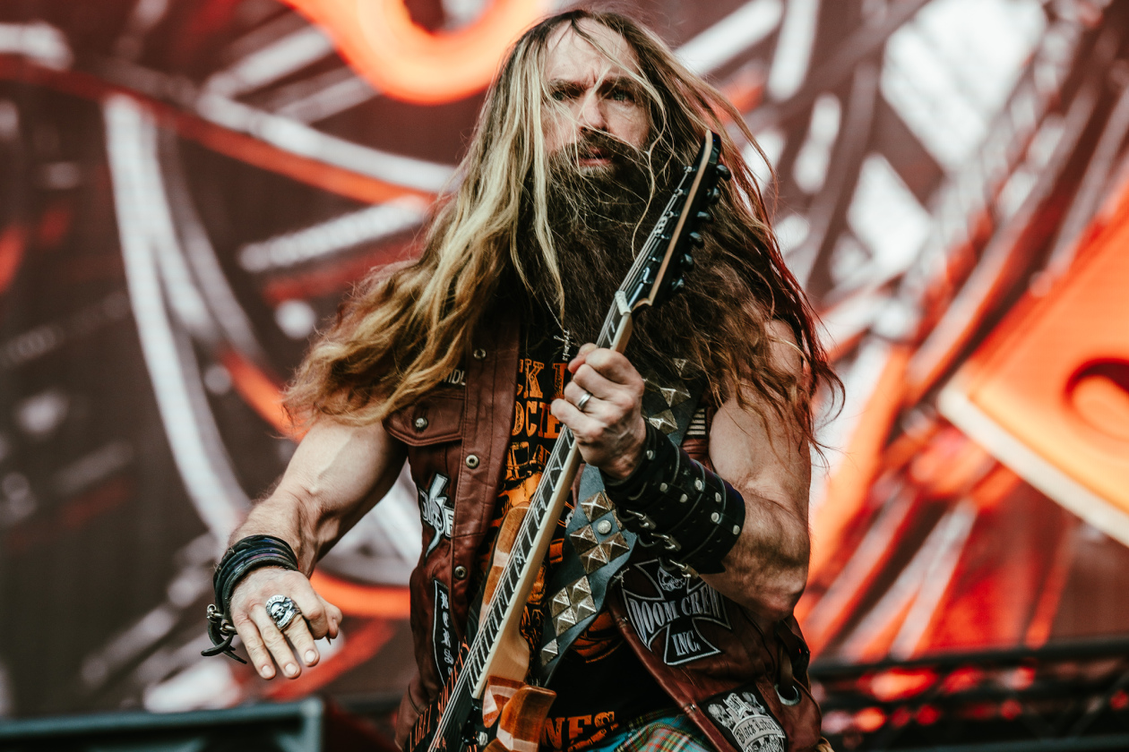 Die 35. Ausgabe des größten Metal-Open-Airs der Welt läuft. Gut 150 Bands treten auf, darunter Def Leppard oder Judas Priest. – Black Label Society.
