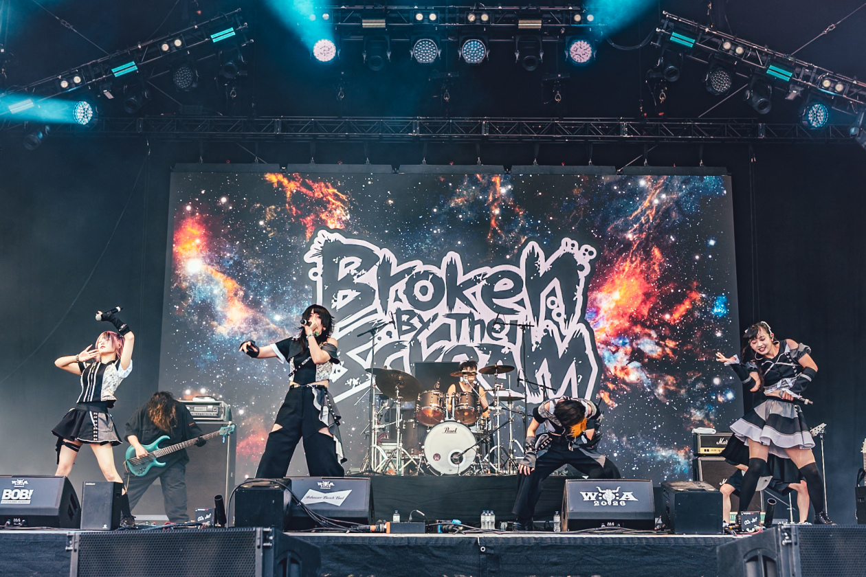 Die 35. Ausgabe des größten Metal-Open-Airs der Welt läuft. Gut 150 Bands treten auf, darunter Def Leppard oder Judas Priest. – Broken By The Scream.