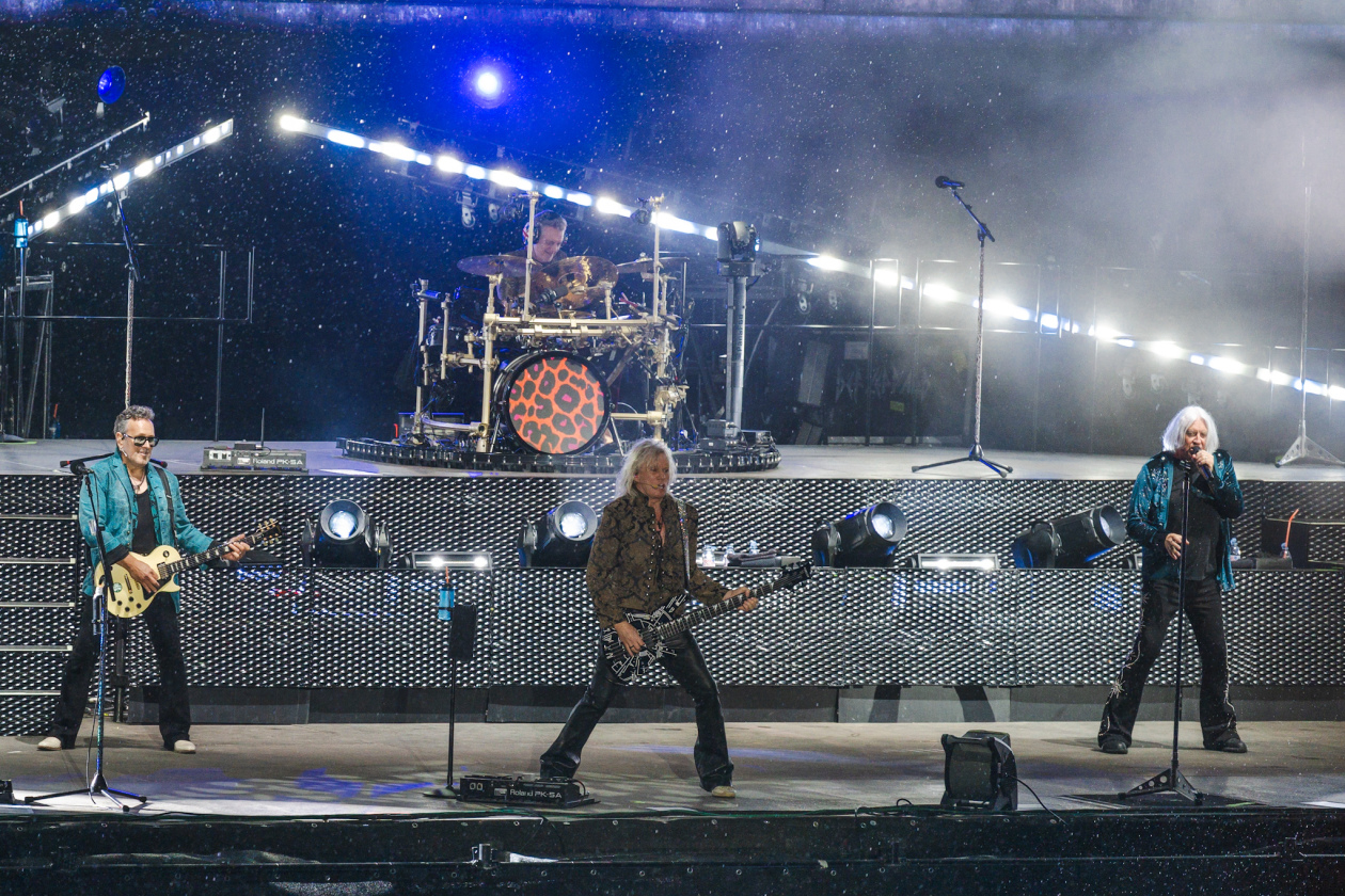 Die 35. Ausgabe des größten Metal-Open-Airs der Welt läuft. Gut 150 Bands treten auf, darunter Def Leppard oder Judas Priest. – Def Leppard.