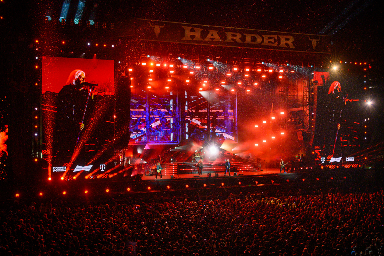 Die 35. Ausgabe des größten Metal-Open-Airs der Welt läuft. Gut 150 Bands treten auf, darunter Def Leppard oder Judas Priest. – Def Leppard.