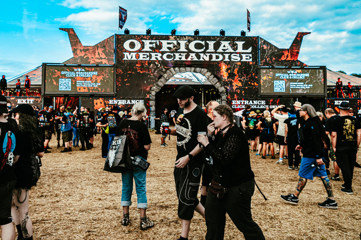 Die 35. Ausgabe des größten Metal-Open-Airs der Welt läuft. Gut 150 Bands treten auf, darunter Def Leppard oder Judas Priest. – ... es ist Wacken!