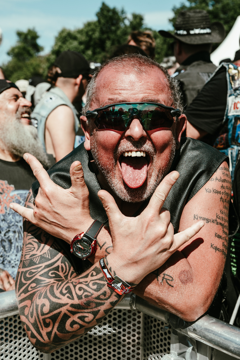Die 35. Ausgabe des größten Metal-Open-Airs der Welt läuft. Gut 150 Bands treten auf, darunter Def Leppard oder Judas Priest. – Fan.