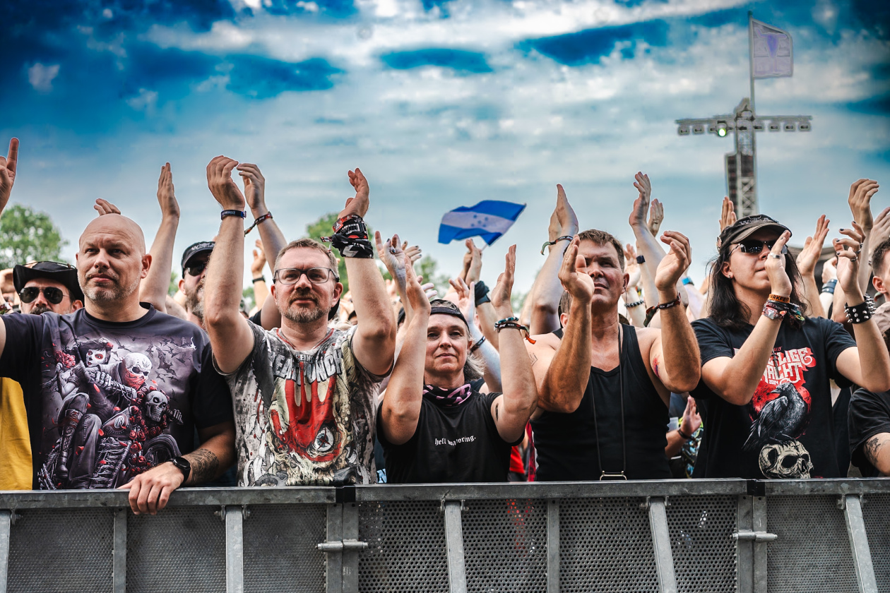 Die 35. Ausgabe des größten Metal-Open-Airs der Welt läuft. Gut 150 Bands treten auf, darunter Def Leppard oder Judas Priest. – Fans.