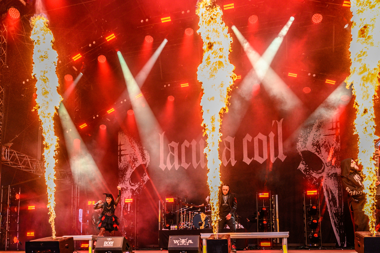 Die 35. Ausgabe des größten Metal-Open-Airs der Welt läuft. Gut 150 Bands treten auf, darunter Def Leppard oder Judas Priest. – Lacuna Coil.