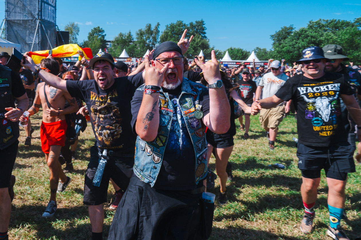 Die 35. Ausgabe des größten Metal-Open-Airs der Welt läuft. Gut 150 Bands treten auf, darunter Def Leppard oder Judas Priest. – Mehr Pommesgabeln.