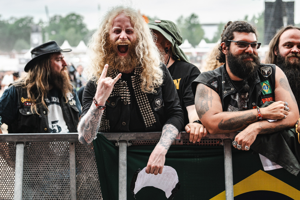 Die 35. Ausgabe des größten Metal-Open-Airs der Welt läuft. Gut 150 Bands treten auf, darunter Def Leppard oder Judas Priest. – Metal!