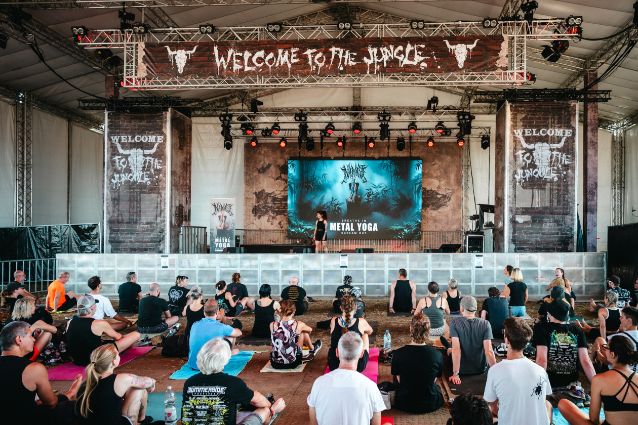 Die 35. Ausgabe des größten Metal-Open-Airs der Welt läuft. Gut 150 Bands treten auf, darunter Def Leppard oder Judas Priest. – Metal-Yoga mit Moni