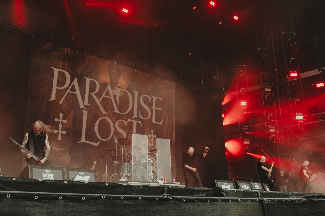 Die 35. Ausgabe des größten Metal-Open-Airs der Welt läuft. Gut 150 Bands treten auf, darunter Def Leppard oder Judas Priest. – Paradise Lost.