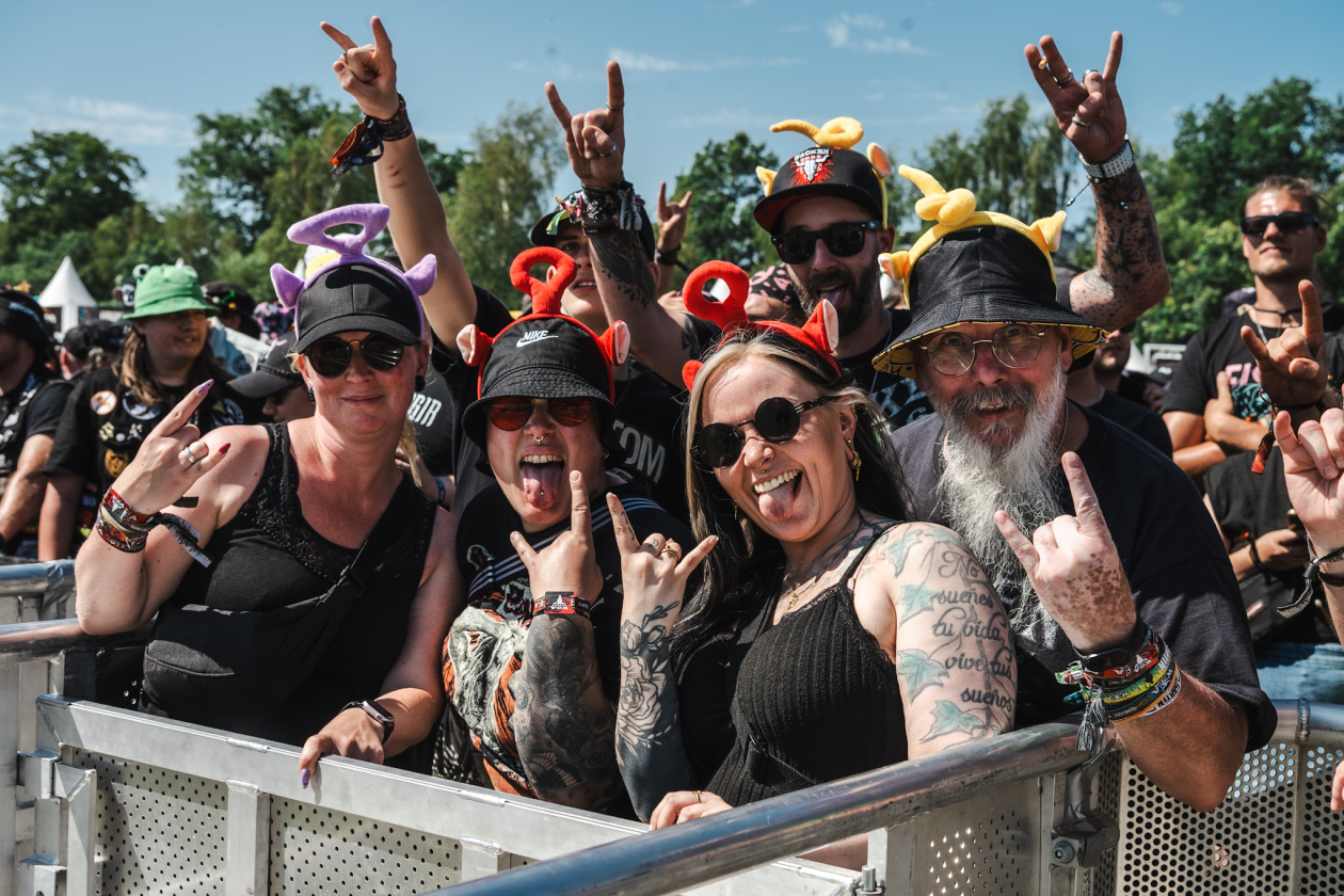 Die 35. Ausgabe des größten Metal-Open-Airs der Welt läuft. Gut 150 Bands treten auf, darunter Def Leppard oder Judas Priest. – Reisegruppe Sonnenschein.