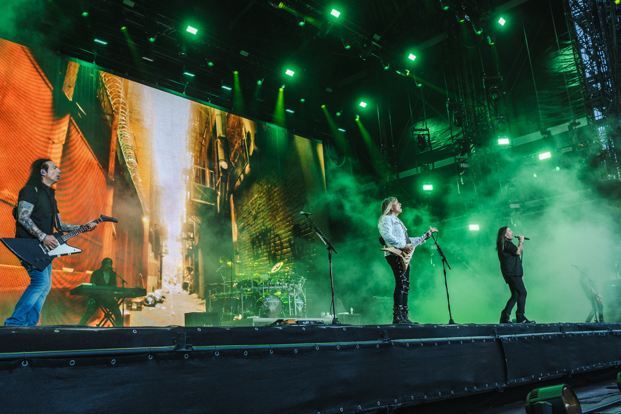 Die 35. Ausgabe des größten Metal-Open-Airs der Welt läuft. Gut 150 Bands treten auf, darunter Def Leppard oder Judas Priest. – Savatage.