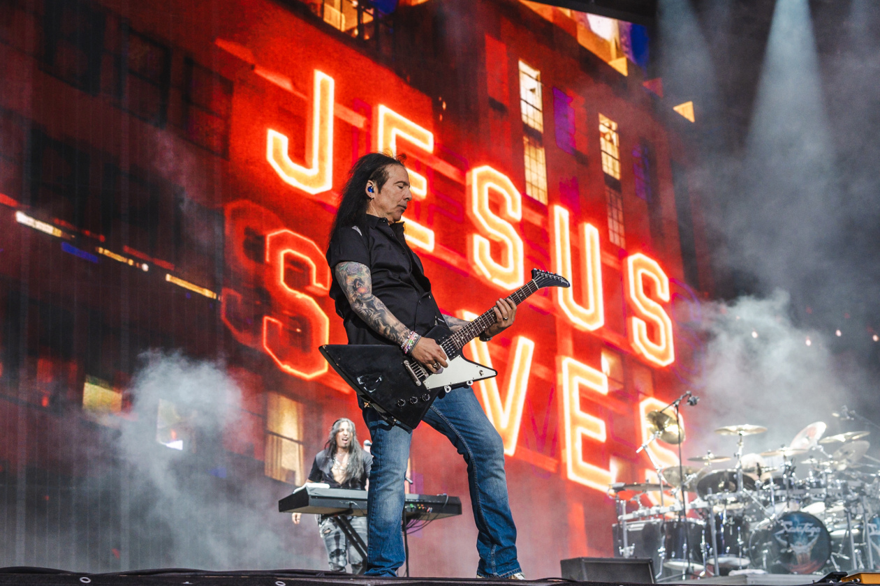 Die 35. Ausgabe des größten Metal-Open-Airs der Welt läuft. Gut 150 Bands treten auf, darunter Def Leppard oder Judas Priest. – Savatage.