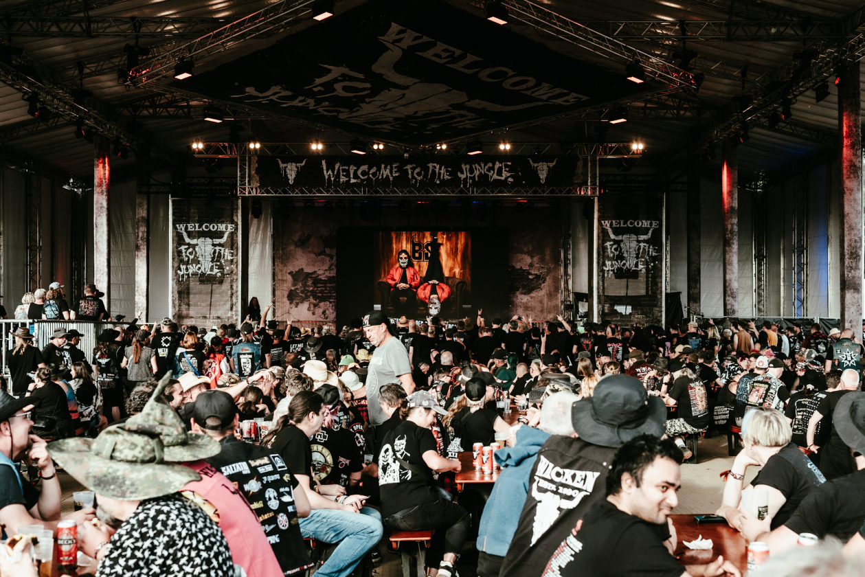Die 35. Ausgabe des größten Metal-Open-Airs der Welt läuft. Gut 150 Bands treten auf, darunter Def Leppard oder Judas Priest. – Schon was los.